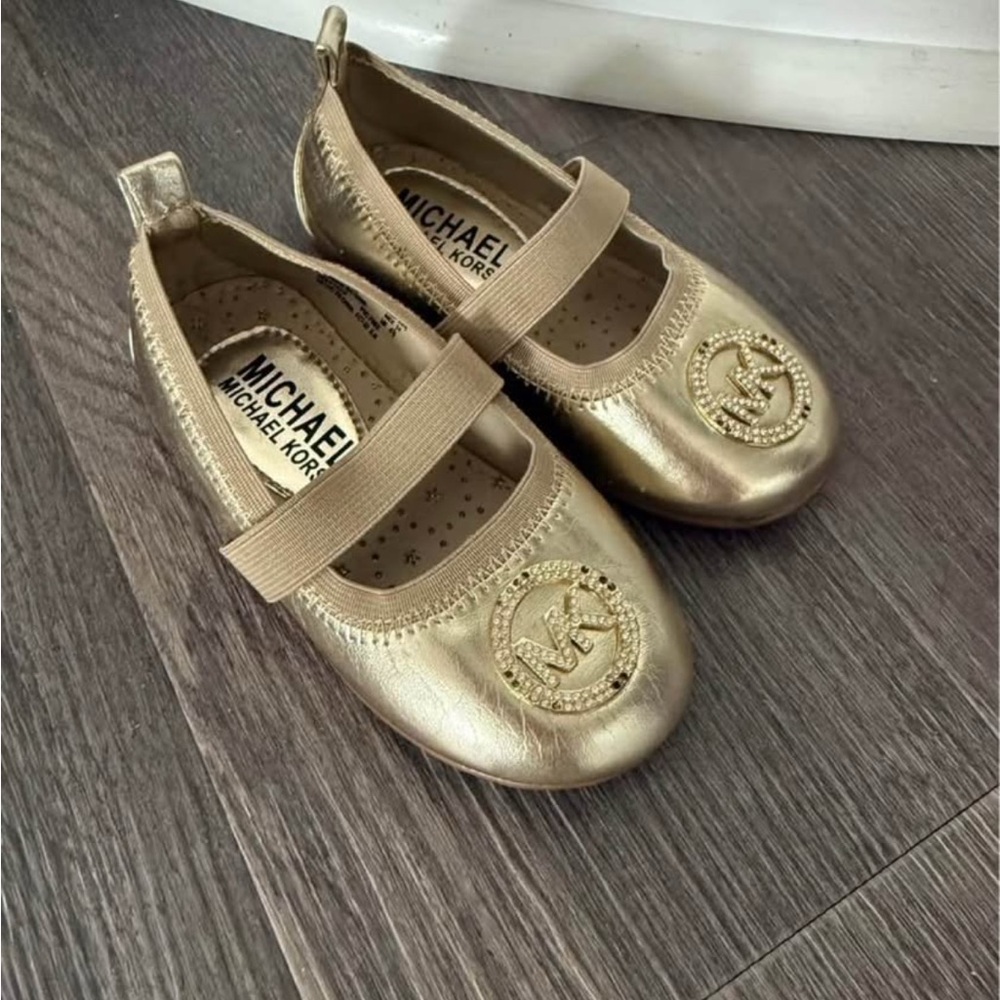 Toddler Size 7 - 4 pairs of shoes - Picture 9 of 10